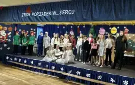 GRUPOWE ZDJĘCIE UCZNI&Oacute;W BIORĄCYCH UDZIAŁ W PRZEDSTAWIENIU.