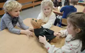Dzieci przyglądają się misiowi