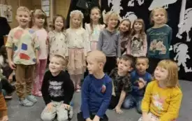 Grupa Zajączk&oacute;w pozuję do zdjęcia razem z Panią Adwokat