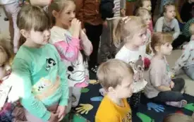 Dzieci słuchają audycji muzycznych w wykonaniu Pana Witka i jego gości