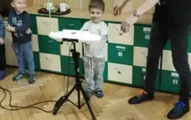Chłopiec gra na instrumencie