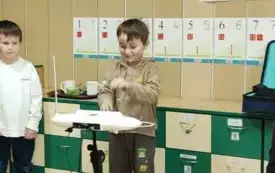 Chłopiec gra na instrumencie