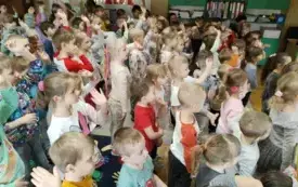 Dzieci tańczą w rytm muzyki
