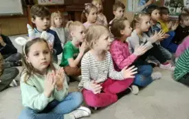 Dzieci klaszczą w rytm muzyki
