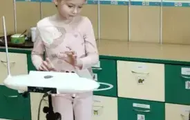 Dziewczynka gra na instrumencie