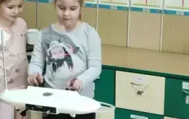 Dziewczynka gra na instrumencie