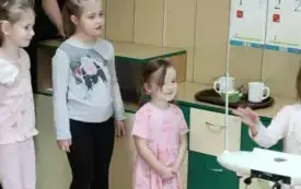 Dziewczynki stoją w kolejce do instrumentu