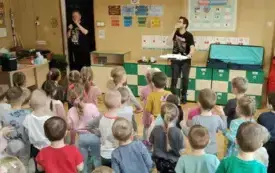 Dzieci słuchają audycji muzycznych w wykonaniu Pana Witka i jego gości