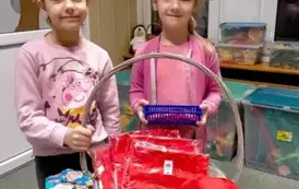 Dziewczynki biorą udział w WOŚP