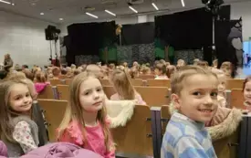 ZAJĄCZKI W SALI TEATRALNEJ.