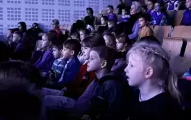 SŁONECZKA Z ZAINTERESOWANIEM OGLĄDAJĄ PRZEDSTAWIENIE.