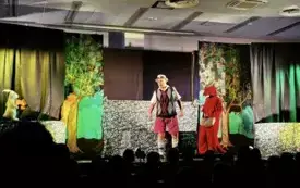 NA SCENIE TEATRALNEJ, KRZYŚ POMAGA ODNALEŹĆ KANGURZYCY MALEŃSTWO.