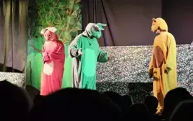 NA SCENIE PRZYJACIELE ZE STUMIOWEGO LASU-KUBUŚ PUCHATEK, ZAJĄCZEK ORAZ PROSIACZEK.