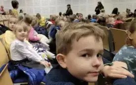KRASNOLUDKI W SALI TEATRALNEJ.