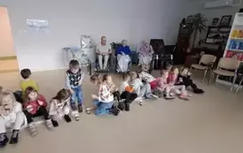 Dzieci podczas poczęstunku 