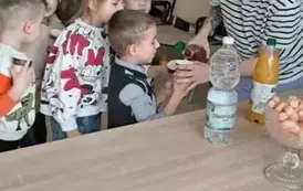 Dzieci podczas poczęstunku 