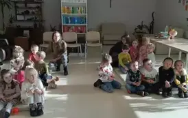 Dzieci uczestniczą w zabawie o emocjach 