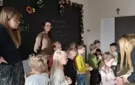 Dzieci uczestniczą w zabawie o emocjach 