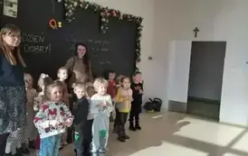 Dzieci witają się z seniorami z hospicjum 