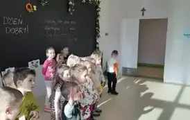 Dzieci śpiewają dla senior&oacute;w z hospicjum 