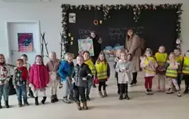 Dzieci razem z Paniami obdarowują senior&oacute;w w hospicjum 