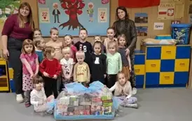 Reprezentacja wszystkich grup przedszkolnych pozuje do zdjęcia z herbatami