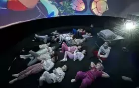 SŁONECZKA W KINIE SFERYCZNYM.