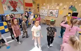 Grupa Zajączk&oacute;w ma klocki na głowie - zachowanie r&oacute;wnowagi