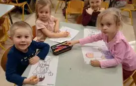 Grupa Biedronek kolorują kolorowanki