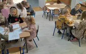 Dzieci z grupy Zajączk&oacute;w kolorują kolorowanki