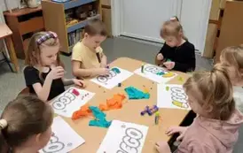 Dzieci z grupy Krasnali ozdabiają logo LEGO