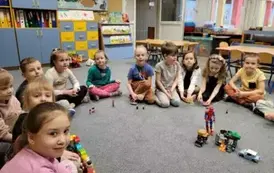Dzieci z grupy Krasnali bawią się zabawkami z LEGO