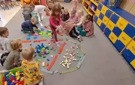 Dzieci układają serce z kolck&oacute;w