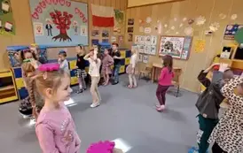 Dzieci chodzą z klocami na głowie