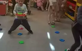 Dzieci pokonują tor przeszk&oacute;d 
