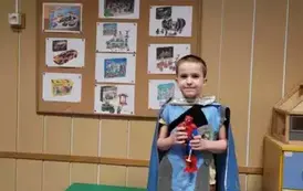Dziecko pozuje do zdjęcia 