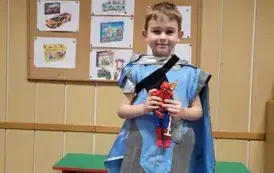 Dziecko pozuje do zdjęcia 
