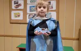 Dziecko pozuje do zdjęcia 