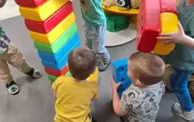 Dzieci budują konstrukcję z klock&oacute;w 