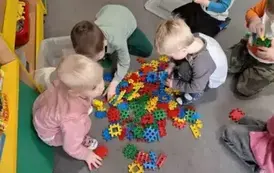 Dzieci budują konstrukcję z klock&oacute;w 