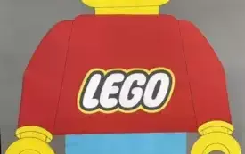 DZIEWCZYNKA POZUJE W FOTOBUDCE LEGO.