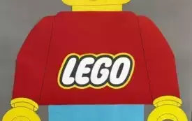 CHŁOPIEC POZUJE W FOTOBUDCE LEGO.