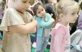 Dziewczynki tańczą