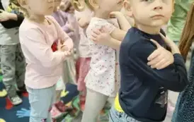 dzieci tańczą