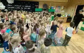 Dzieci naśladują ruchy taneczne