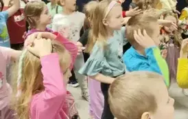 Dzieci tańczą 