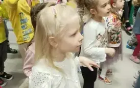 Dzieci tańczą 