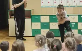Chłopiec tańczy 