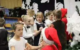 Dzieci z grupy Krasnali tańczą dla Babci i Dziadka