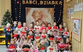 Dzieci pozują do zdjęcia